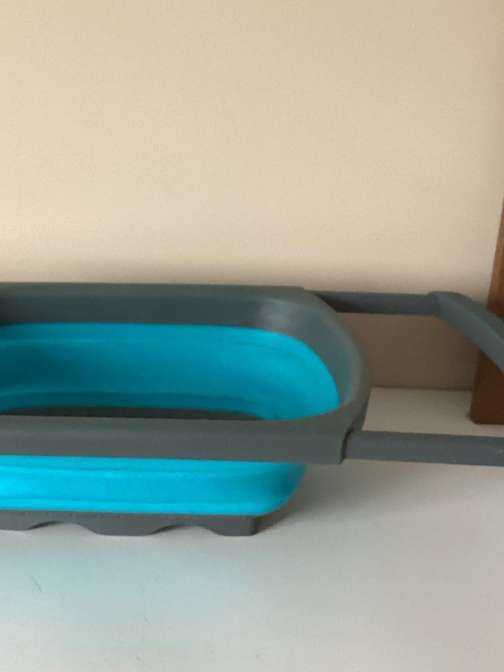 Expandable Collapsible Silicone Kitchen Colander Strainer Rests Over The Sink - Picture 5 of 9